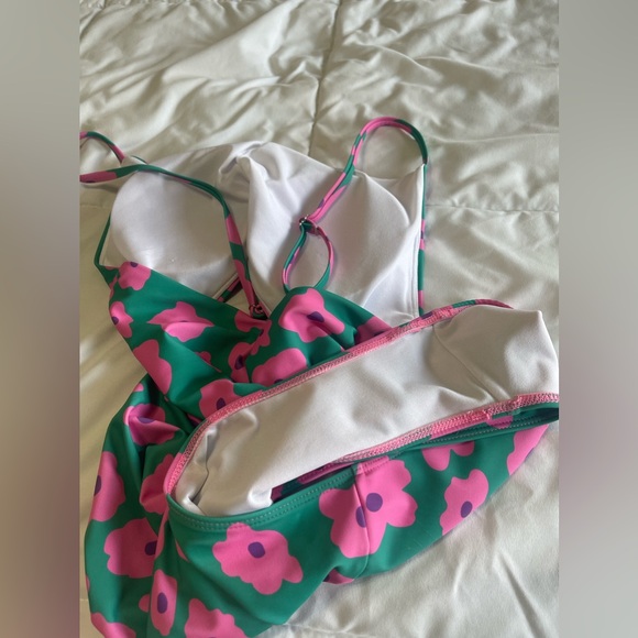 Pink lily cut out one piece - Picture 3 of 6